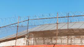 Колючая проволока и забор возле тюрьмы