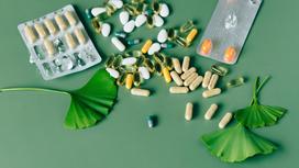Витамины на зеленом столе