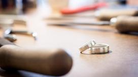 Обручальные кольца в ювелирной мастерской