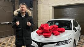 Шавкат Рахмонов стоит возле подаренной ему машины