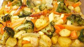 Приготовленная с овощами картошка