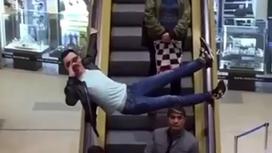 Мужчина забрался на эскалатор в Алматы