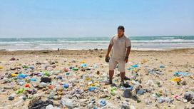 Азамат Сарсенбаев посреди кучи мусора