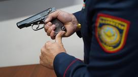 Полицейский заряжает пистолет
