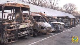 Остатки автомашин, уничтоженных во время погромов в Алматы