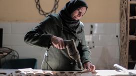 Женщина в хиджабе работает с деревом