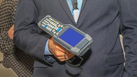 Мужчина держит мобильный сканер штрих-кода