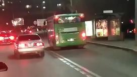 Автобус стоит на остановке