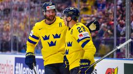 Шведские хоккеисты Виктор Хедман и Лукас Рэймонд (слева направо)