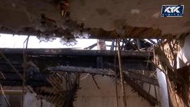 Потолок в сгоревшем доме в Караганде