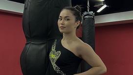 Казахстанская девушка-боксер Балауса Муздиман