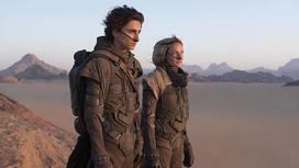 Кадр из фильма «Дюна». Парень и девушка стоят в пустыне