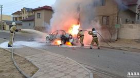 Пожарные тушат взорвавшийся автомобиль