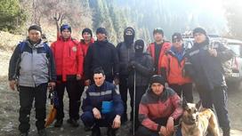 Спасатели и туристы в горах