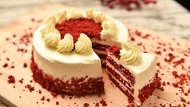 Торт «Красный бархат»: целый с кусочком на столе