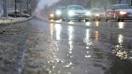 Дождевая вода и гололедица на дороге