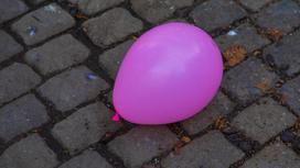 Воздушный шарик лежит на земле