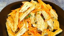 Салат из спаржи по-корейски с морковью на коричневой тарелке
