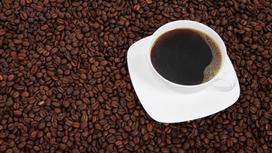 Чашка кофе на кофейных зернах