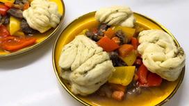 На тарелке булочки момо сяй с подливой, мясом и овощами