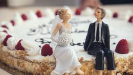 Игрушечные жених и невеста на свадебном торте