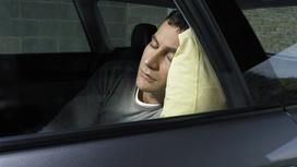 Мужчина спит в автомобиле