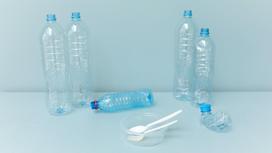 Пластиковые бутылки и ложки