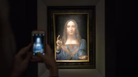 Картина "Спаситель мира" Леонардо Да Винчи висит в музее