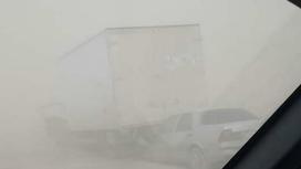 Автомобили в пыльной буре в Мангистауской области