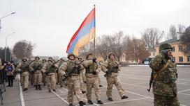 Миротворцы ОДКБ с флагом Армении