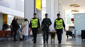 Полицейские делают обход транспортного объекта