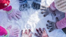 Детские руки на снегу