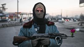 Один из талибов стоит на посту с оружием в Афганистане