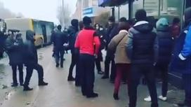 Водители автобусов затеяли драку на улице