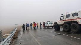 Спасатели и полицейские на дороге в Атырауской области