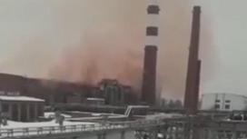 Розовые клубы дыма над заводом в Усть-Каменогорске