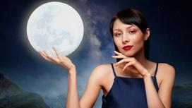 Женщина держит в руках лунный диск