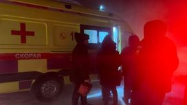 Пострадавших садят в карету скорой помощи акмолинские спасатели