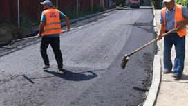рабочие ремонтируют дорогу
