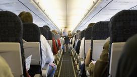 Пассажиры сидят в самолете