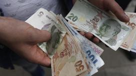 Банкноты в руках, турецкая лира