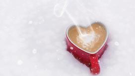 чашка кофе в снегу