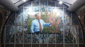 "Алмалы" метро станциясындағы Назарбаевтың портреті