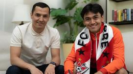 Казахстанский футболист Рамазан Оразов (справа)