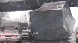 Прицеп грузовика, застрявший под мостом