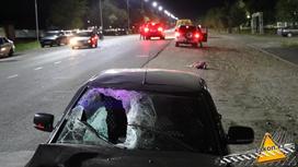Машина с разбитым лобовым стеклом стоит на дороге