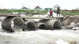 Самодельный мост в селе Алматинской области