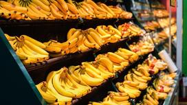 Бананы на полках магазина