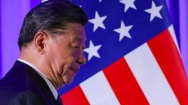 Лидер КНР на фоне американского флага