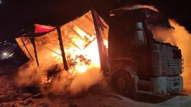 Пожар вспыхнул в грузовике с трикотажными изделиями